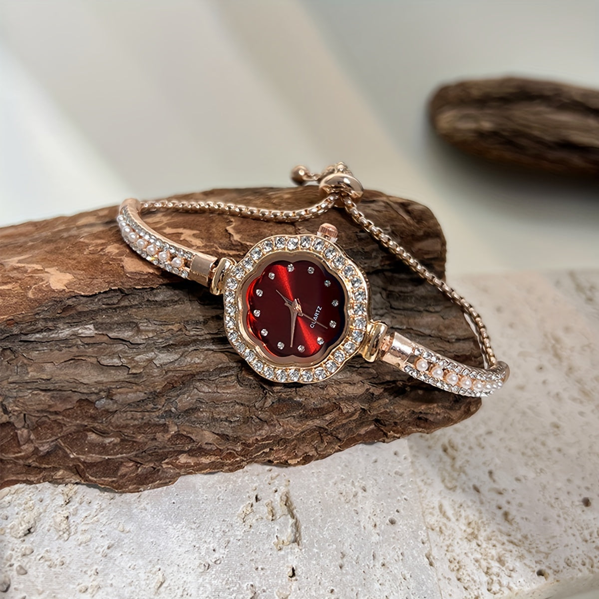 Montre femme de luxe en forme de fleur incrustée de strass (Chad)