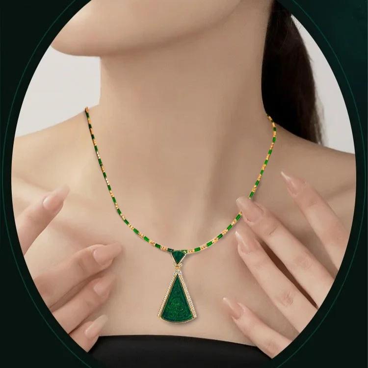Pendentif émeraude en forme de secteur circulaire (Niger)