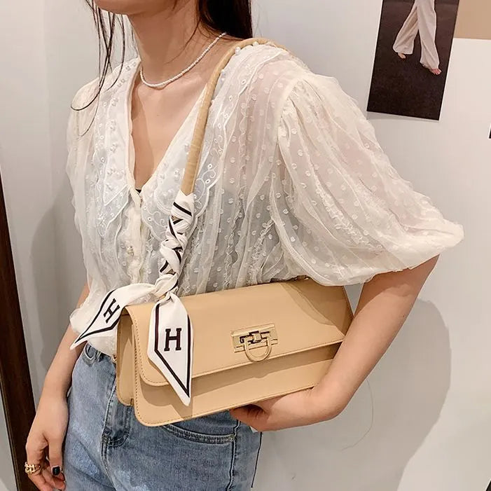 sac à main tendance avec un foulard (Congo)