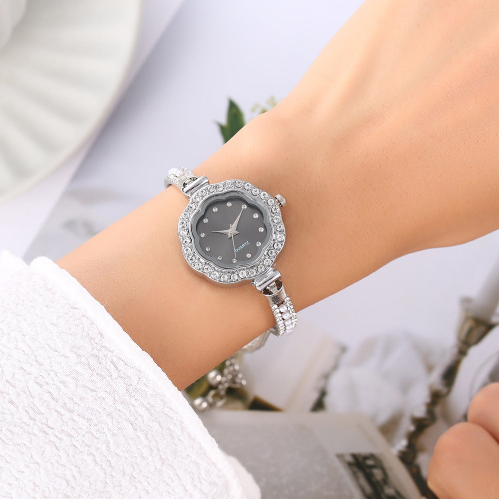 Montre femme de luxe en forme de fleur incrustée de strass (Chad)