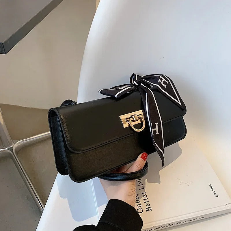 sac à main tendance avec un foulard (Congo)