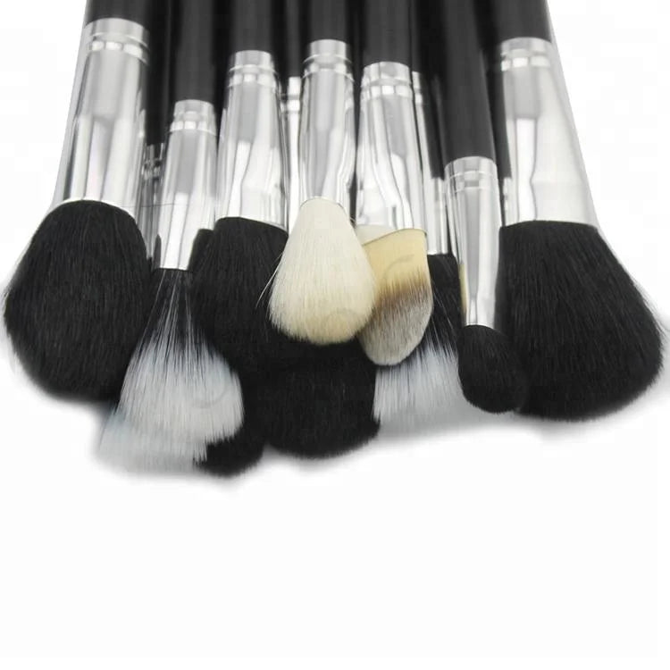 Ensemble de 29 pinceaux avec trousse (Côte d'Ivoire)