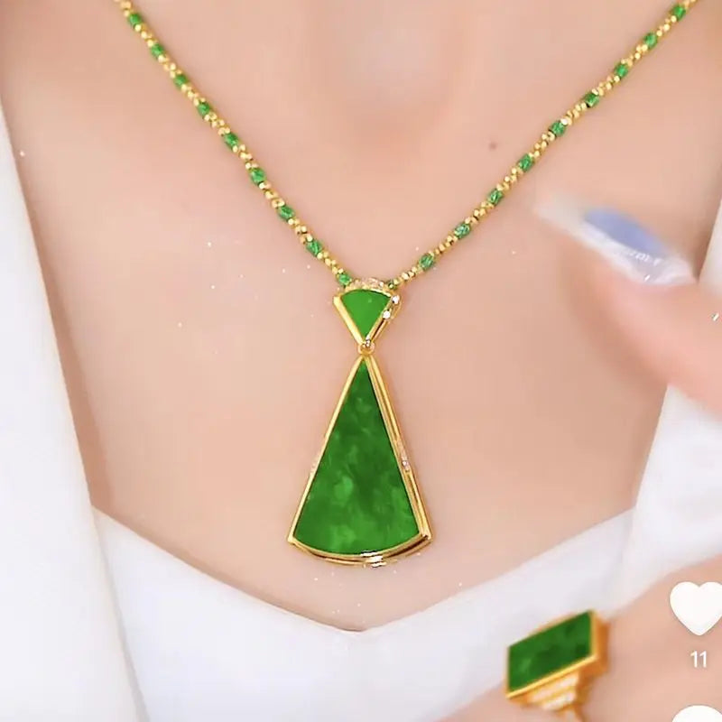 Pendentif émeraude en forme de secteur circulaire (Niger)