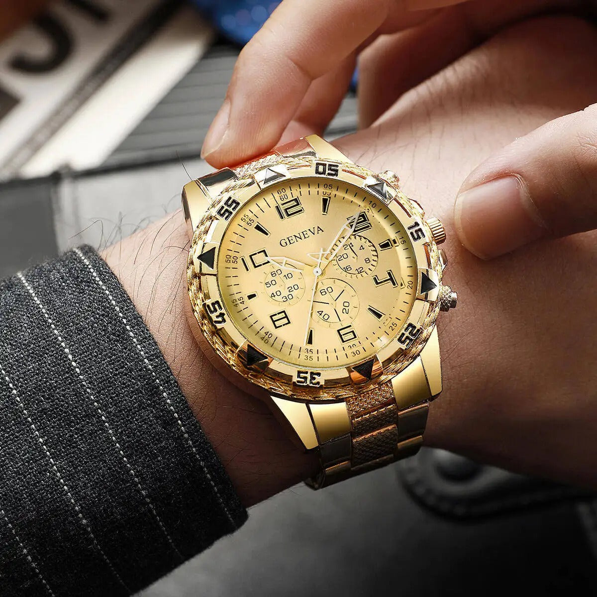 Montre classique en acier doré (Chad)