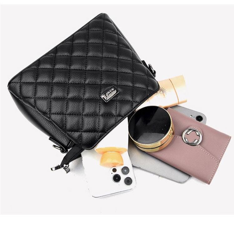 Sac original en cuir noir brodé (Gabon)
