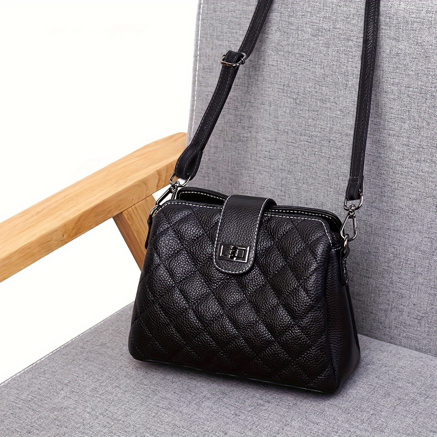 Sac original en cuir noir brodé (Gabon)