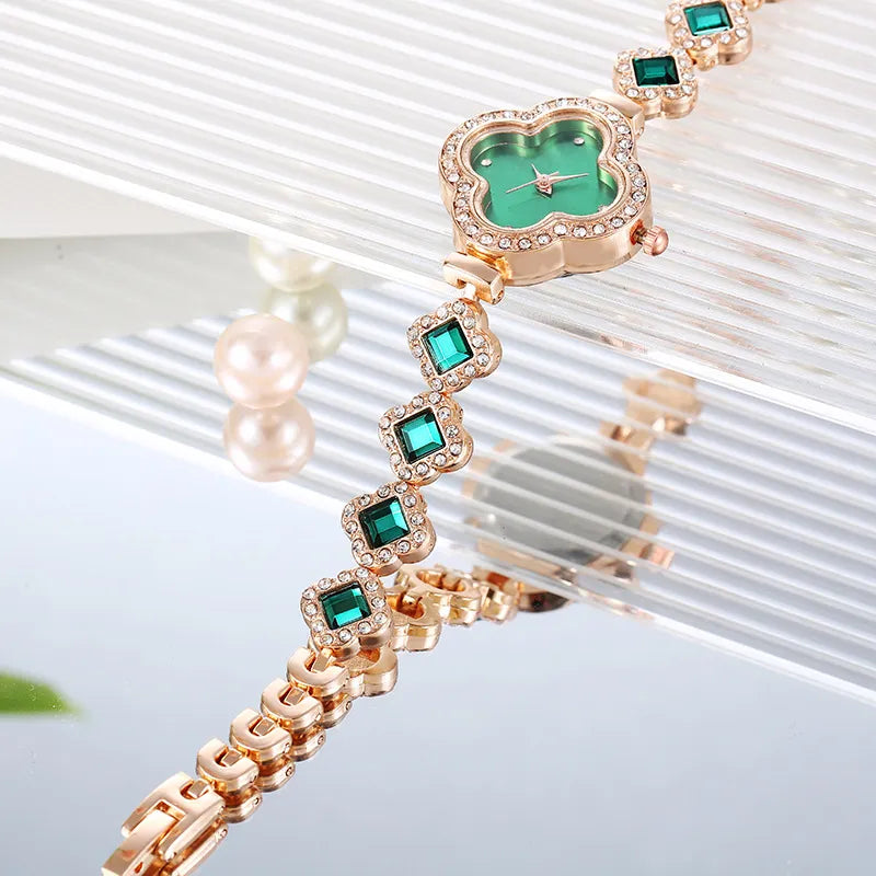 Montre pour femme avec pétales de trèfle à quatre feuilles (Togo)