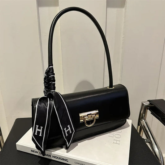 sac à main tendance avec un foulard (Côte d'Ivoire)
