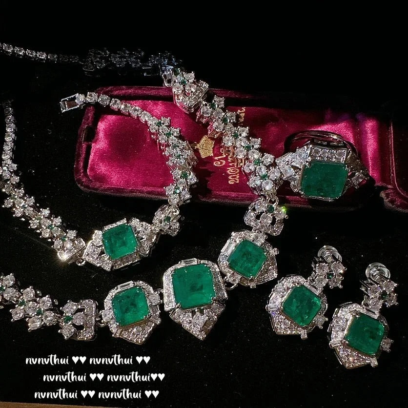 Parure de bijoux en émeraude verte (Congo)