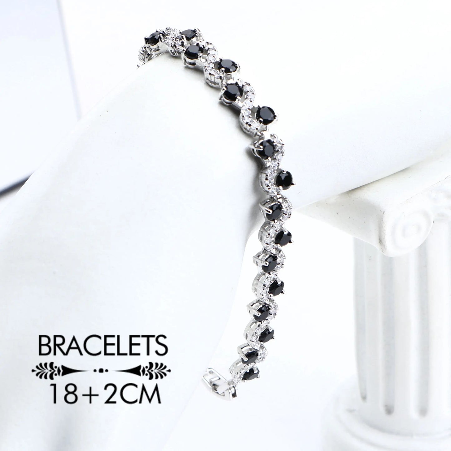 Ensemble de bijoux scintillants à fleurs noires (Togo)