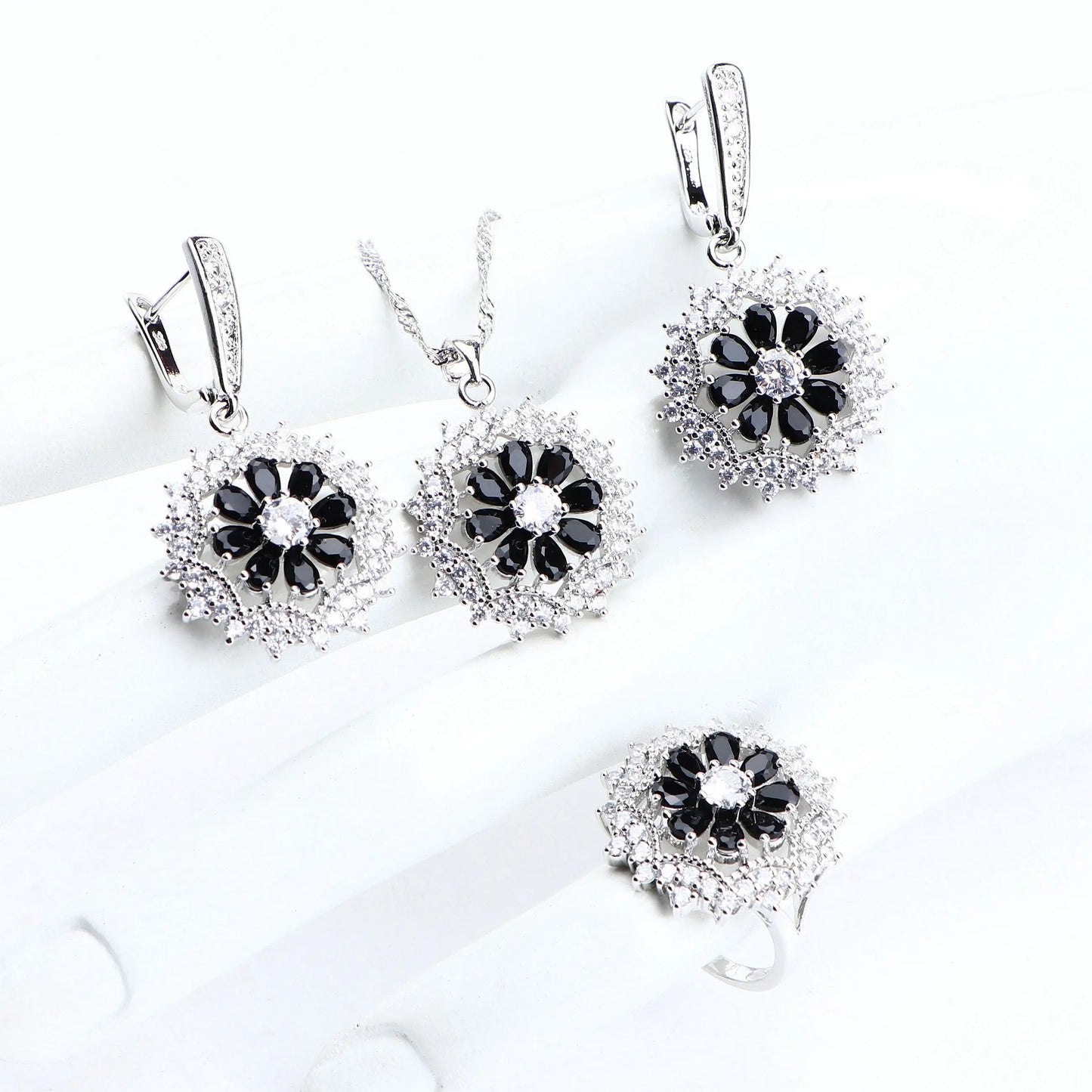 Ensemble de bijoux scintillants à fleurs noires (Togo)