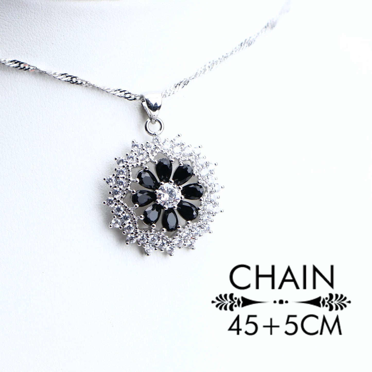 Ensemble de bijoux scintillants à fleurs noires (Togo)