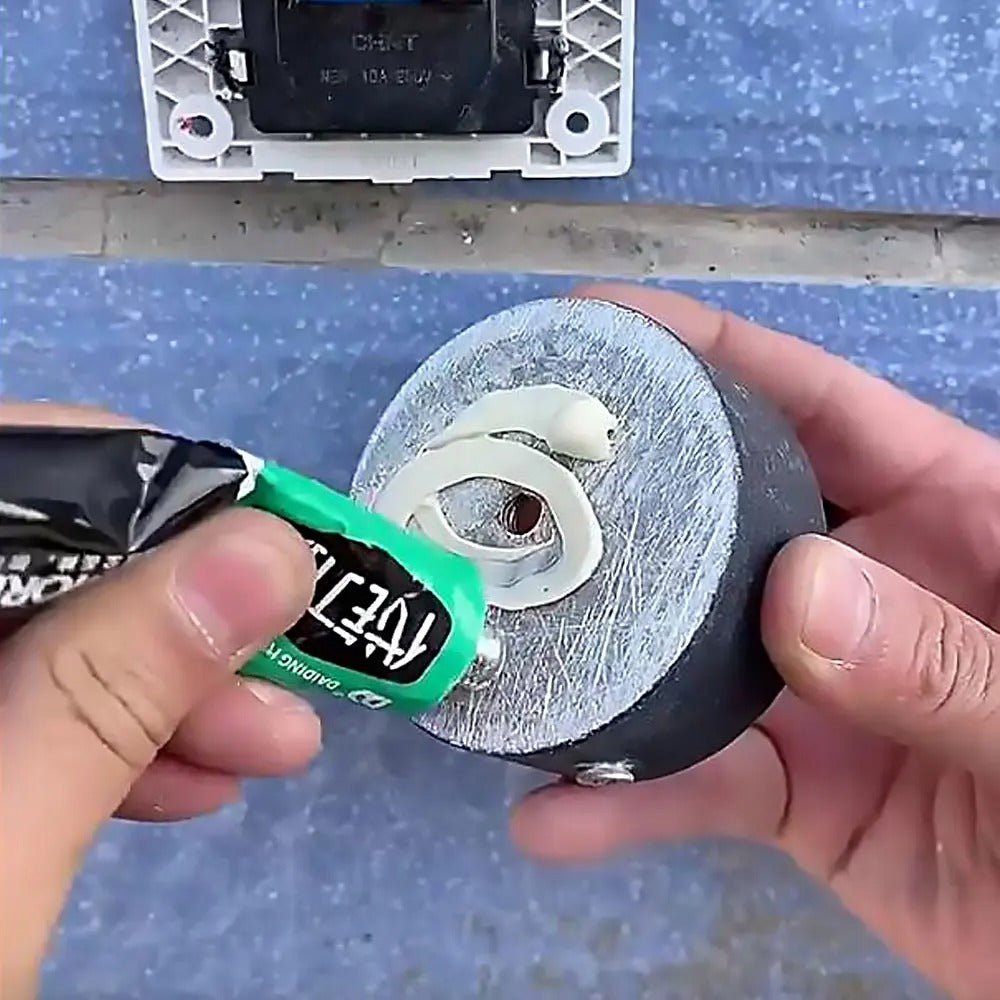 Colle polyvalente adhésive (Cameroun)