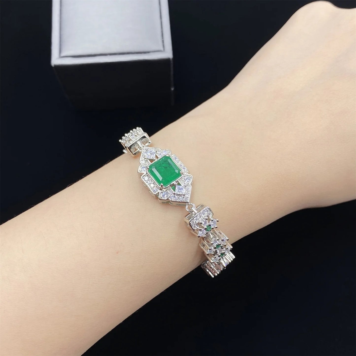 Parure de bijoux en émeraude verte (Congo)