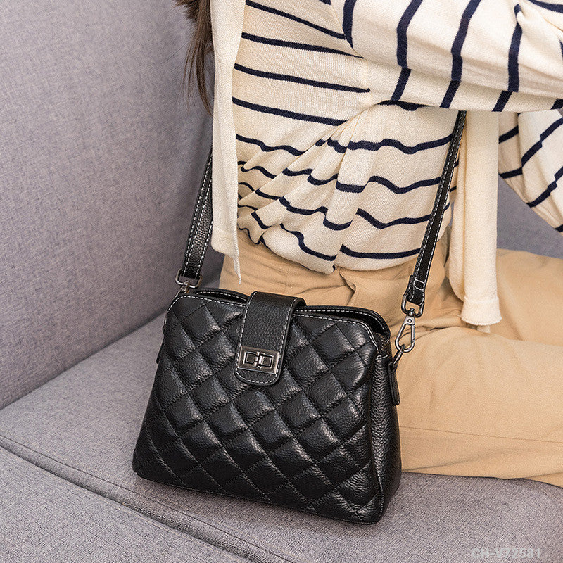 Sac original en cuir noir brodé (Gabon)